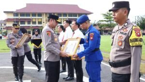 Kapolda Kalbar Berikan Reward Untuk Tiga Anggota Polres Kapuas Hulu
