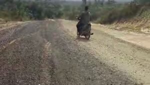 Warga Perbatasan Indonesia – Malaysia Teriak, Jalan Nasional Badau – Empanang Terkesan Asal – Asalan