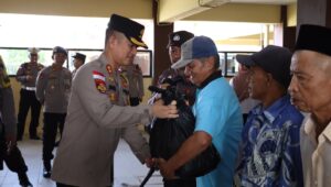 Kapolres Kapuas Hulu Bagikan Bansos Kapolda Kalbar Untuk Masyarakat