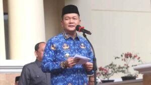 Yudha Beri Penghargaan OPD Peraih Predikat Zona Hijau Kepatuhan Pelayanan Publik 2023