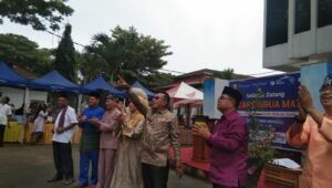 Ditandai Dengan Pelepasan Burung, Bupati Eka Putra Resmi Buka Bazar Cindua Mato