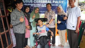 Berikan Kursi Roda Adaptif, Bukit Asam Datangi Langsung Anak-anak Cerebral Palsy