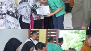 Bupati Batanghari Serahkan Beasiswa dan Sertifikat PTSL di Kecamatan Pemayung