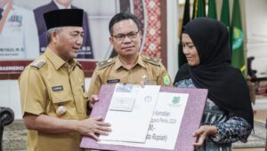 Pj Bupati H Apriyadi Mahmud Serahkan Santunan Kepada Ahli Waris KPPS Desa Bailangu