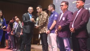 IMI Awards, Pj Bupati Apriyadi Dinobatkan Jadi Tokoh Otomotif Sumsel