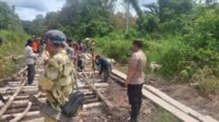 Polsek Embaloh Hulu Bantu Masyarakat Perbaiki Jalan Desa Saujung Giling Manuk Kapuas Hulu