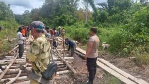 Polsek Embaloh Hulu Bantu Masyarakat Perbaiki Jalan Desa Saujung Giling Manuk Kapuas Hulu