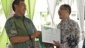 Bupati Batanghari Serahkan Sertifikat PTSL dan Beasiswa Batanghari Tangguh Secara Simbolis dikecamatan Maro Sebo Ilir