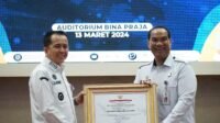 Kemenkumham Sumsel Serahkan Penghargaan Kabupaten/Kota Peduli HAM kepada Pj Gubernur Sumsel