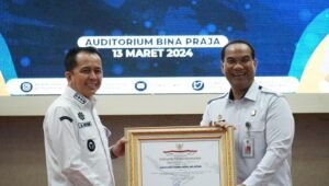 Kemenkumham Sumsel Serahkan Penghargaan Kabupaten/Kota Peduli HAM kepada Pj Gubernur Sumsel