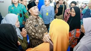 Bantu Umak Dicairkan, Pj Bupati Apriyadi Buat Emak-emak Sumringah Saat Bulan Puasa