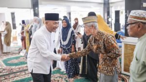Pj Bupati Apriyadi Borong Jajanan Gratis untuk Warga Sekayu