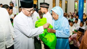 Pj Bupati Apriyadi Bawa Bantuan Bedah Rumah Hingga Paket Sembako