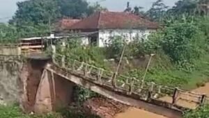Akibat Diterjang Banjir Jembatan di Desa Kalidawir Tulungagung Nyaris Ambruk