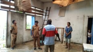 Kadis PUPR2KP Fakfak Tanggap Atasi Rumah Warga Terkena Bencana Angin Puting Beliung 