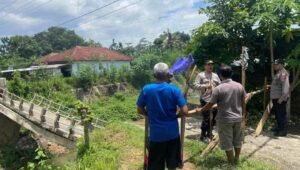 Pasca Diterjang Banjir Akses Jalan ke Jembatan Ngepeh Kalidawir Tulungagung Ditutup Polisi