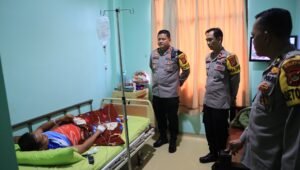 Soliditas, Kapolres Prabumulih Besuk Anggota Sakit