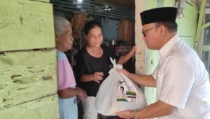 Ketua MW Kahmi Sumsel Joncik Muhammad, Berbagi Dengan Warga Puncak Sekuning Palembang