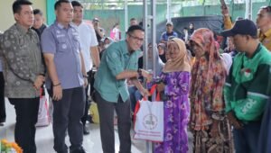 Ratu Dewa Jemput Bola di Kecamatan SU I Permudah Masyarakat Punya Kartu KIS, Sambil Bagikan Ratusan Sembako