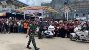 Danyon 644 Walet Sakti Turun Kejalan Laksanakan Pam VVIP Kunjungan Presiden di Kabupaten Sekadau