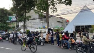 Jelang Berbuka Puasa, Relawan BS Tulungagung Bagikan 200 Takjil Nasi Kotak di Depan Kantor Raho Club