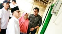 Pj Bupati H Apriyadi Pasang Listrik PLN Rumah Nenek Suhartini Kini Terang Benderang