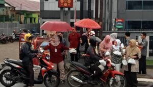 Berbagi Berkah Kemenkumham Sumsel Bagikan Ratusan Takjil