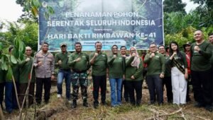 Peringati Hari Bakti Rimbawan ke-41, Plh Sekda Edward Candra Tanam 400 Bibit Pohon di Punti Kayu
