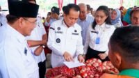 Pj Gubernur Agus Fatoni dan Pj Ketua TP PKK Tyas Fatoni Buka Bazar Ramadhan dan Pasar Murah