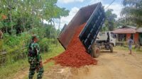 Karya Bakti Koramil 1206-11 Silat Hilir Bantu Penimbunan Jalan Penghubung Desa Bukit Penai dan Desa Miau Merah Kapuas Hulu