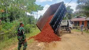 Karya Bakti Koramil 1206-11 Silat Hilir Bantu Penimbunan Jalan Penghubung Desa Bukit Penai dan Desa Miau Merah Kapuas Hulu