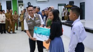 Menuju KIS 100 Persen, Ratu Dewa Konsisten Buka Layanan Jemput Bola Serta Bagikan Sembako