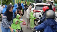Murid TK Yapis Fakfak Bagi Takjil Buka Puasa di Dampingi Guru dan Orang Tua