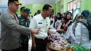Pj Wali Kota dan Kapolres Prabumulih Serahkan Paket Sembako Murah