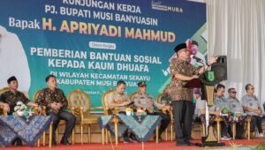 Sambut Lebaran, Apriyadi Boyong Paket Sembako dan THR untuk Kaum Dhuafa di Desa Lumpatan