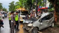 ‘Ngantuk’ Toyota Avanza Tancap Pohon, Sopir Tewas Ditempat, Lima Penumpang Dilarikan ke RS Muhammadiyah