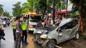 ‘Ngantuk’ Toyota Avanza Tancap Pohon, Sopir Tewas Ditempat, Lima Penumpang Dilarikan ke RS Muhammadiyah