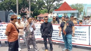 Aksi Demo PPDB Nyaris Diwarnai Aksi Bakar Diri, Massa Berjanji akan kembali Kepung Kantor Gubernur jika tidak Diindahkan
