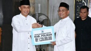 Serahkan Bantuan Hibah di Polman, Prof Zudan Harap Dimanfaatkan Untuk Kebersihan Toilet