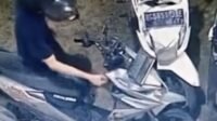 Dua Pelaku Curanmor Terekam CCTV Saat Beraksi di Depan Kantor Ekspedisi