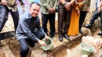 Pj Gubernur Sumsel Agus Fatoni Letakkan Batu Pertama Pembangunan Bedah Rumah di Prabumulih