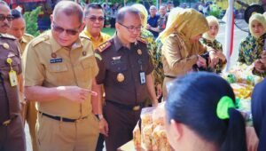 Warga Kota Sekayu Serbu Pasar Murah di Halaman Kantor Kejari Muba