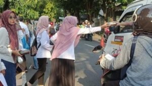 Dinkes Tulungagung Bagi Takjil dan Tips Mudik Aman Serta Sehat Kepada Masyarakat Pengguna Jalan