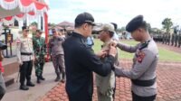 Apel Gelar Pasukan Pengamanan Idul Fitri 1445 H Bupati Kapuas Hulu Bacakan Amanat Kapolri