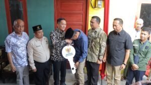 Korban Kebakaran Faisal Bahagia Usai Terima Kunci Rumah Baru dari Ratu Dewa