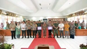 Bupati Serahkan Honorarium Bhabinkamtibmas dan Babinsa se Tanah Datar