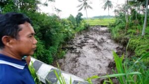 Bupati Eka Putra Langsung Tinjau Salah Satu Lokasi Terdampak Bajir Lahar Dingin