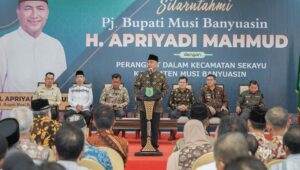 Sambut Lebaran, Pj Bupati Apriyadi Beri Bingkisan untuk RT RW dan Kadus di Sekayu