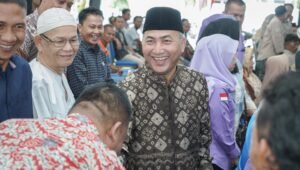 Usai Salat Id, Pj Bupati Apriyadi Buka Rumah Dinas untuk Halal Bihalal dengan Warga Muba