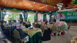 Silaturahmi di Rumah Dinas Bupati Batanghari setelah Sholat Idul Fitri